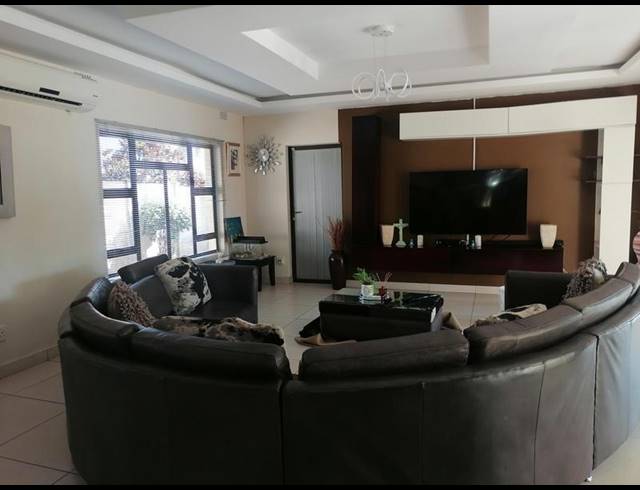 9 BEDROOM HOUSE FOR SALE IN VELD EN VLEI